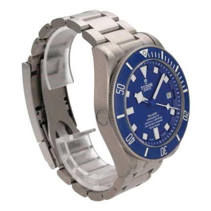 Tudor Pelagos Titan Blue M25600TB-0001 mit titanisiertem Gehäuse, blauer Keramikuhr und Sicherheitsfaltschließe.