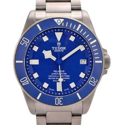 Tudor Pelagos Titan Blue M25600TB-0001 Uhrenansicht mit blauem Zifferblatt und Titanarmband.