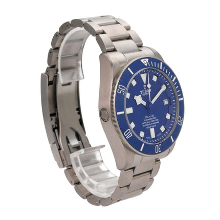 Tudor Pelagos Titan Blue M25600TB-0001 mit titangrauem Gehäuse und blauem Zifferblatt, 42 mm Durchmesser.