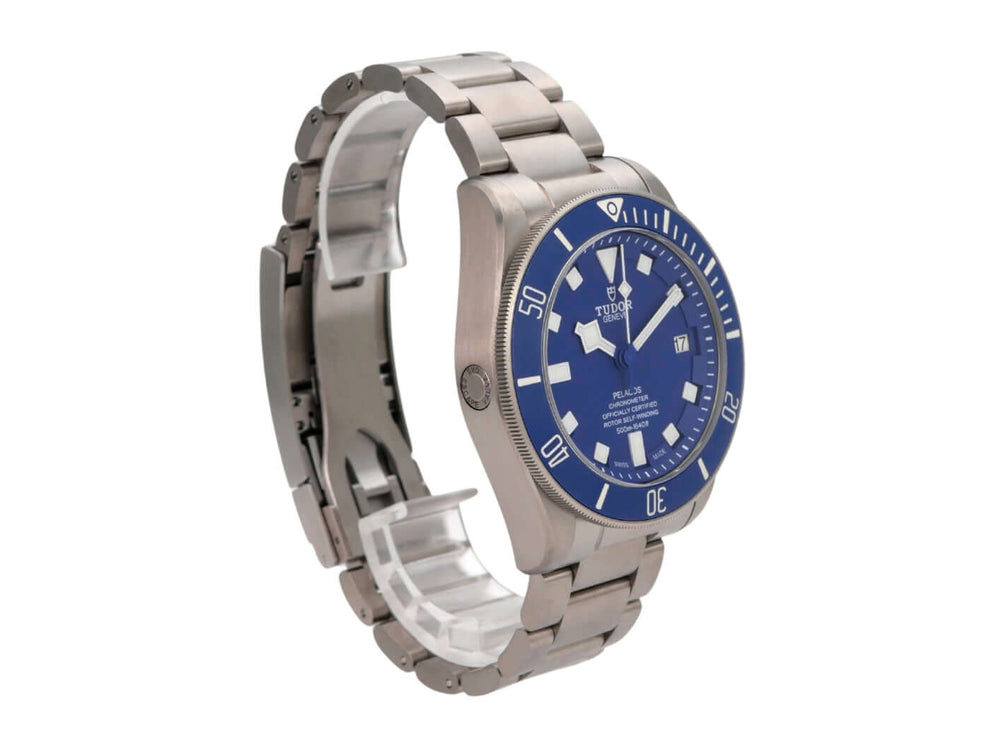 Tudor Pelagos Titan Blue M25600TB-0001 mit titangrauem Gehäuse und blauem Zifferblatt, 42 mm Durchmesser.