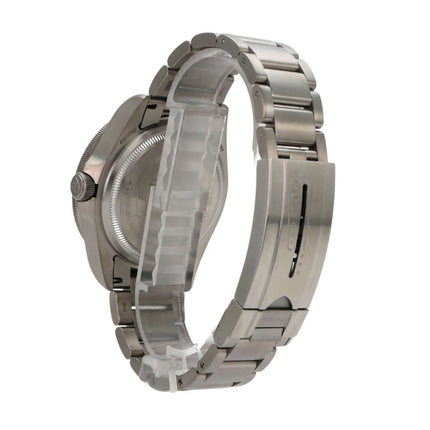 Seitenansicht der Tudor Pelagos Titan Blue Uhr mit titanfarbenem Armband und Sicherheitsfaltschließe.