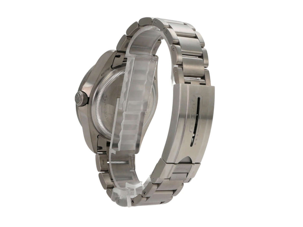 Seitenansicht der Tudor Pelagos Titan Blue Uhr mit titanfarbenem Armband und Sicherheitsfaltschließe.