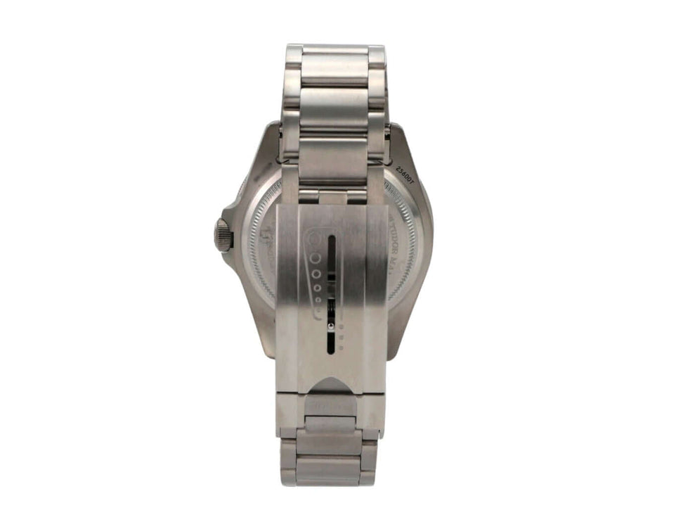 Tudor Pelagos Titan Blue M25600TB-0001 Uhr von hinten mit satiniertem Titanband und Sicherheitsfaltschließe.