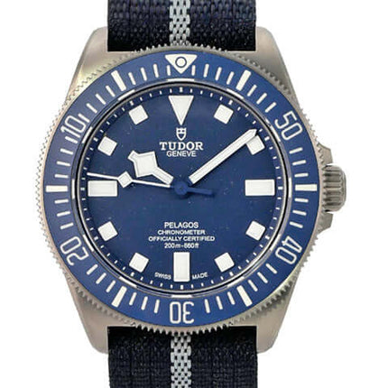Tudor Pelagos FXD 25707B-22-0001 mit blauem Zifferblatt und Textilband. Automatik-Uhr aus Titan.