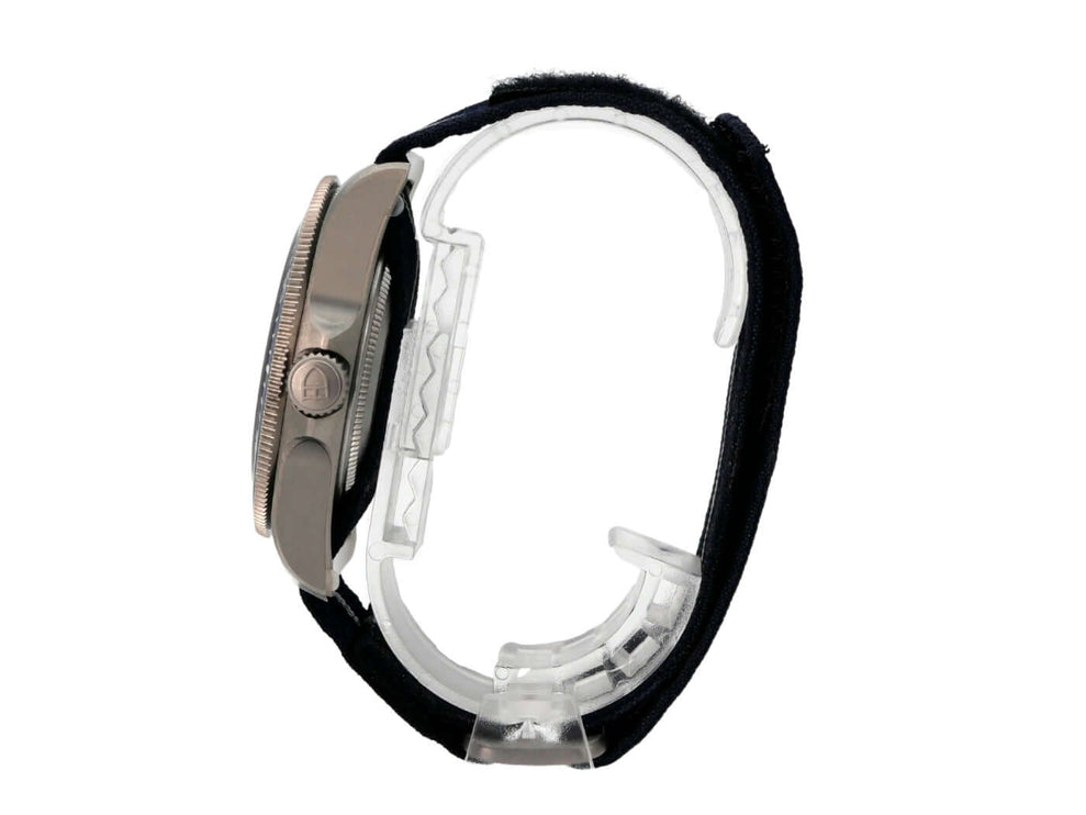 Tudor Pelagos FXD 25707B-22-0001 zur Seite, Titan Gehäuse und schwarzes Textilband.