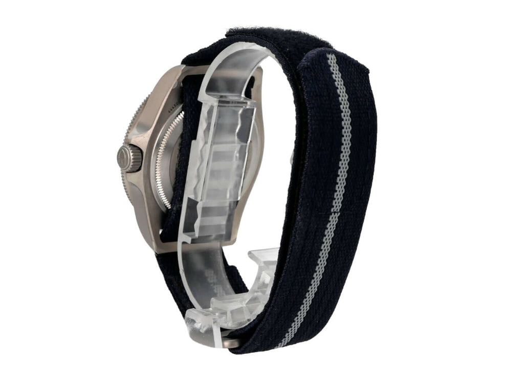 Tudor Pelagos FXD 25707B-22-0001 Uhr mit blauem Textilband und Titan-Gehäuse seitlich aufgenommen.