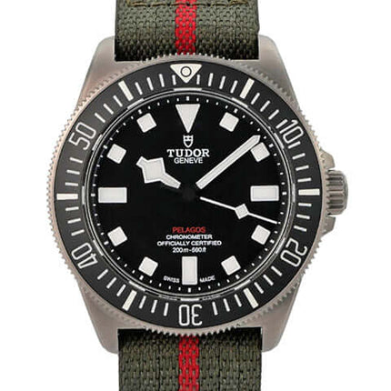 Tudor Pelagos FXD M25717N-0001 mit schwarzem Zifferblatt und grünem Textilband.