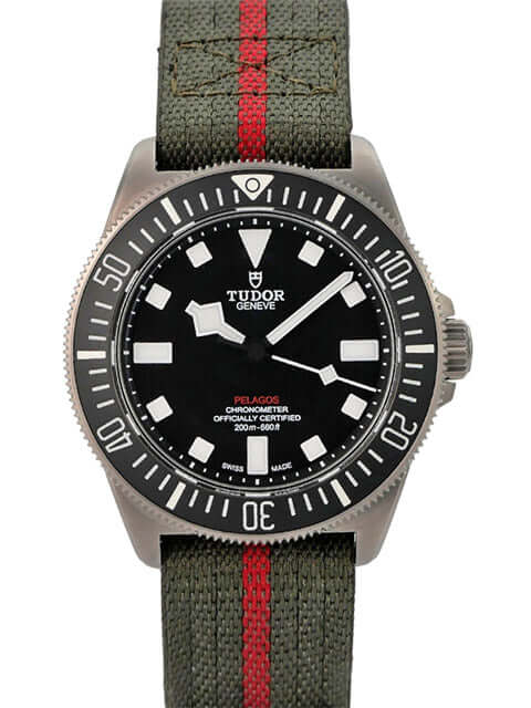 Tudor Pelagos FXD M25717N-0001 mit schwarzem Zifferblatt und grünem Textilband.