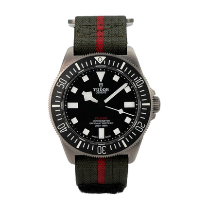 Tudor Pelagos FXD M25717N-0001 mit Titan-Gehäuse und grünem Textilband, robuster Taucheruhr.