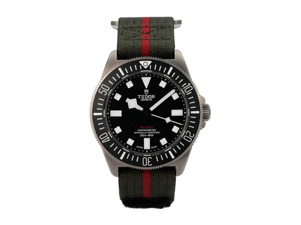 Tudor Pelagos FXD M25717N-0001 mit Titan-Gehäuse und grünem Textilband, robuster Taucheruhr.