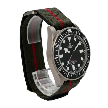 Tudor Pelagos FXD M25717N-0001 mit Titan-Gehäuse, schwarzem Zifferblatt und grünem Textilband