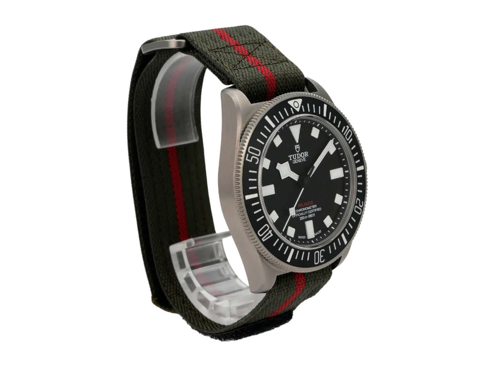 Tudor Pelagos FXD M25717N-0001 mit Titan-Gehäuse, schwarzem Zifferblatt und grünem Textilband