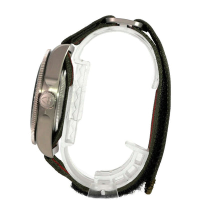 Tudor Pelagos FXD M25717N-0001 Titan-Gehäuse mit grünem Textilband und Klettschließe.