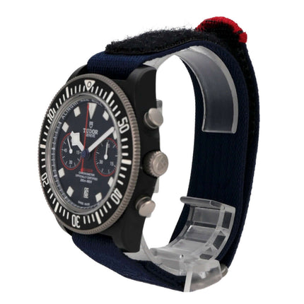 Tudor Pelagos FXD Chrono M25807KN-0001 Alinghi Red Bull Racing Edition mit blauem Textilband und Carbongehäuse.