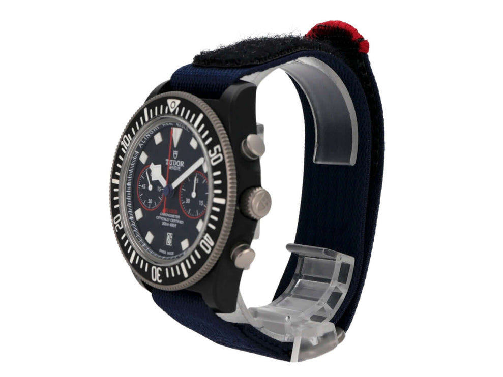 Tudor Pelagos FXD Chrono M25807KN-0001 Alinghi Red Bull Racing Edition mit blauem Textilband und Carbongehäuse.