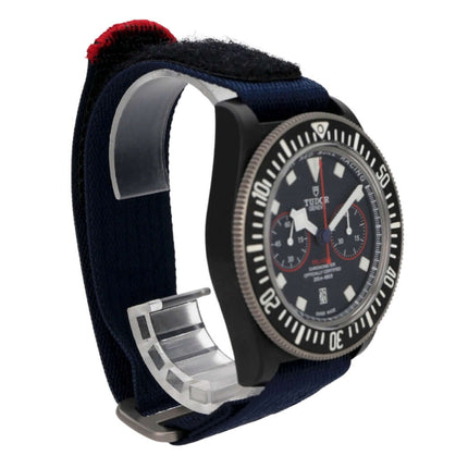Tudor Pelagos FXD Chrono M25807KN-0001 Alinghi Red Bull Racing Edition mit schwarzem Zifferblatt und blauem Textilband.