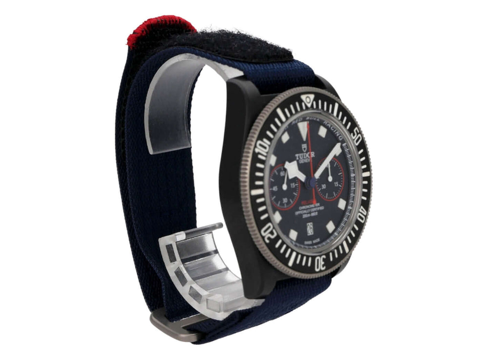 Tudor Pelagos FXD Chrono M25807KN-0001 Alinghi Red Bull Racing Edition mit schwarzem Zifferblatt und blauem Textilband.