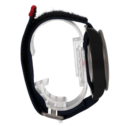 Tudor Pelagos FXD Chrono M25807KN-0001 Alinghi Red Bull Racing Edition Uhr von der Seite mit blauem Textilband und Carbon-Gehäuse