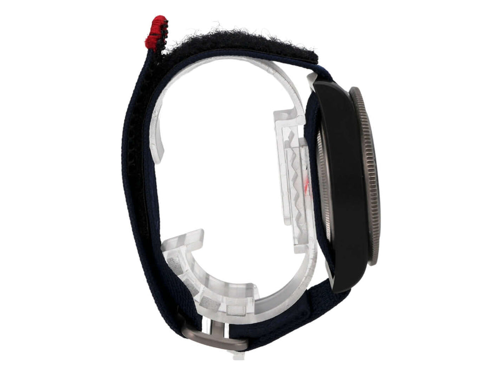 Tudor Pelagos FXD Chrono M25807KN-0001 Alinghi Red Bull Racing Edition Uhr von der Seite mit blauem Textilband und Carbon-Gehäuse