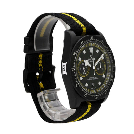 Tudor Pelagos FXD Chrono Yellow M25827KNJN-0001 Tour de France Uhrenansicht mit schwarzem Zifferblatt und Textilband.