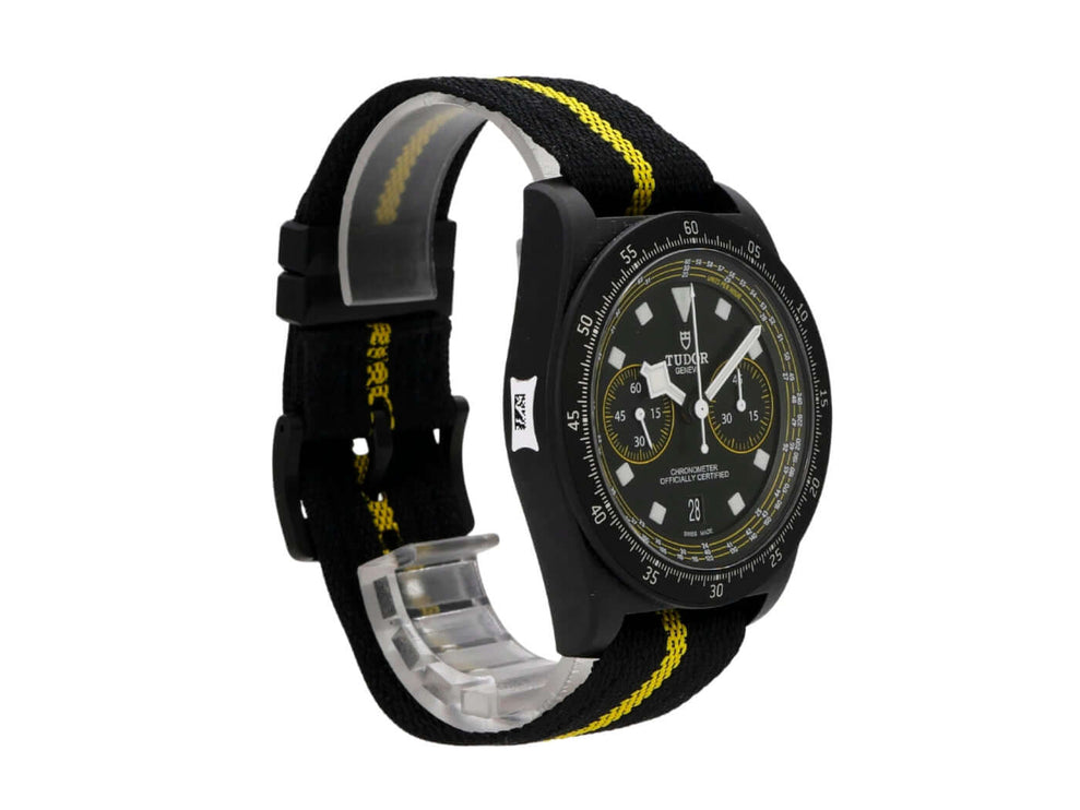 Tudor Pelagos FXD Chrono Yellow M25827KNJN-0001 Tour de France Uhrenansicht mit schwarzem Zifferblatt und Textilband.