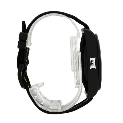 Tudor Pelagos FXD Chrono Yellow M25827KNJN-0001 Tour de France seitliche Ansicht der Uhr mit Textilband und schwarzem Gehäuse.