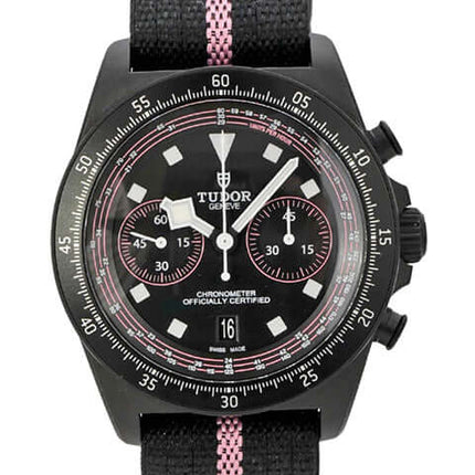 Tudor Pelagos FXD Chrono Pink M25827KNRS-0002 Giro d'Italia mit schwarzem Zifferblatt und pinkem Textilband.