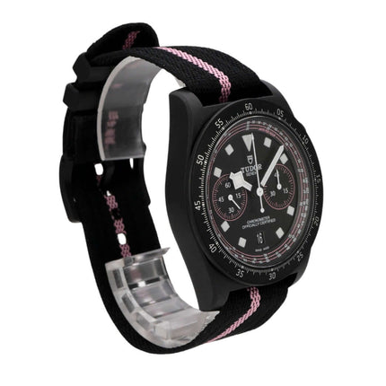 Tudor Pelagos FXD Chrono Pink M25827KNRS-0002 Giro d'Italia mit schwarzem Zifferblatt und pinkem Textilband.