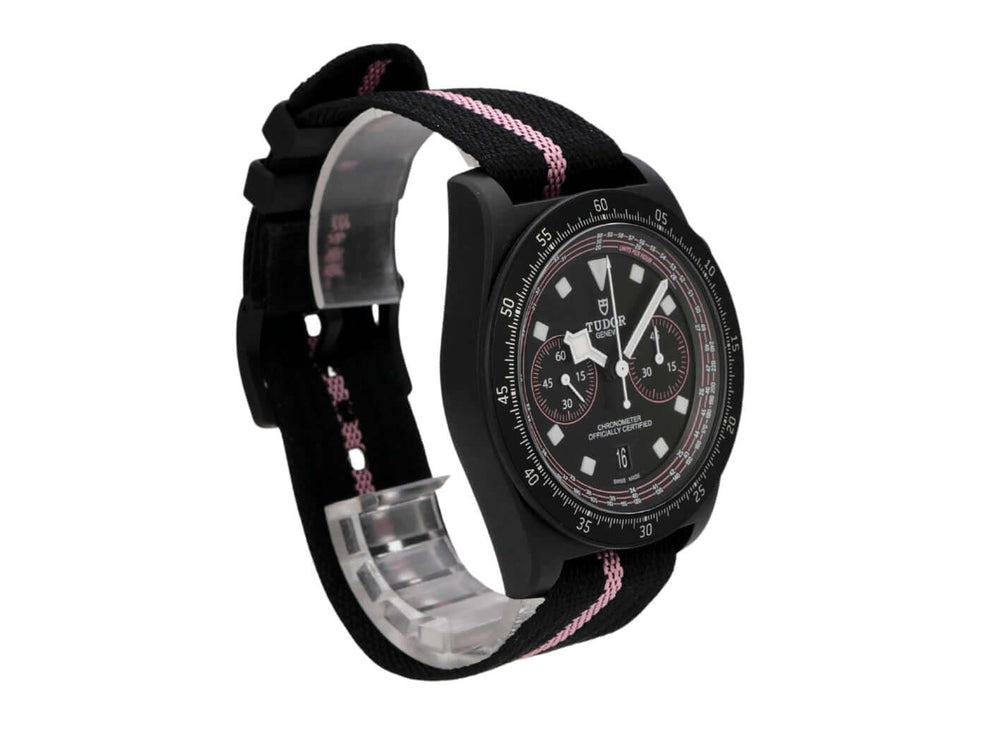 Tudor Pelagos FXD Chrono Pink M25827KNRS-0002 Giro d'Italia mit schwarzem Zifferblatt und pinkem Textilband.