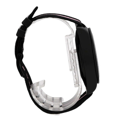 Tudor Pelagos FXD Chrono Pink M25827KNRS-0002 Giro d'Italia seitliche Ansicht mit schwarzem Textilband