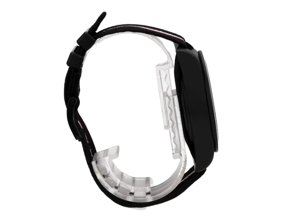 Tudor Pelagos FXD Chrono Pink M25827KNRS-0002 Giro d'Italia seitliche Ansicht mit schwarzem Textilband