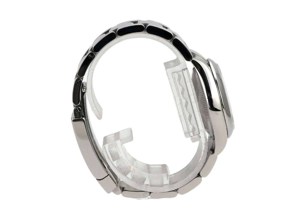 Seitenansicht der Rolex Datejust 31 aus Oystersteel mit polierter und satinierter Oberfläche.