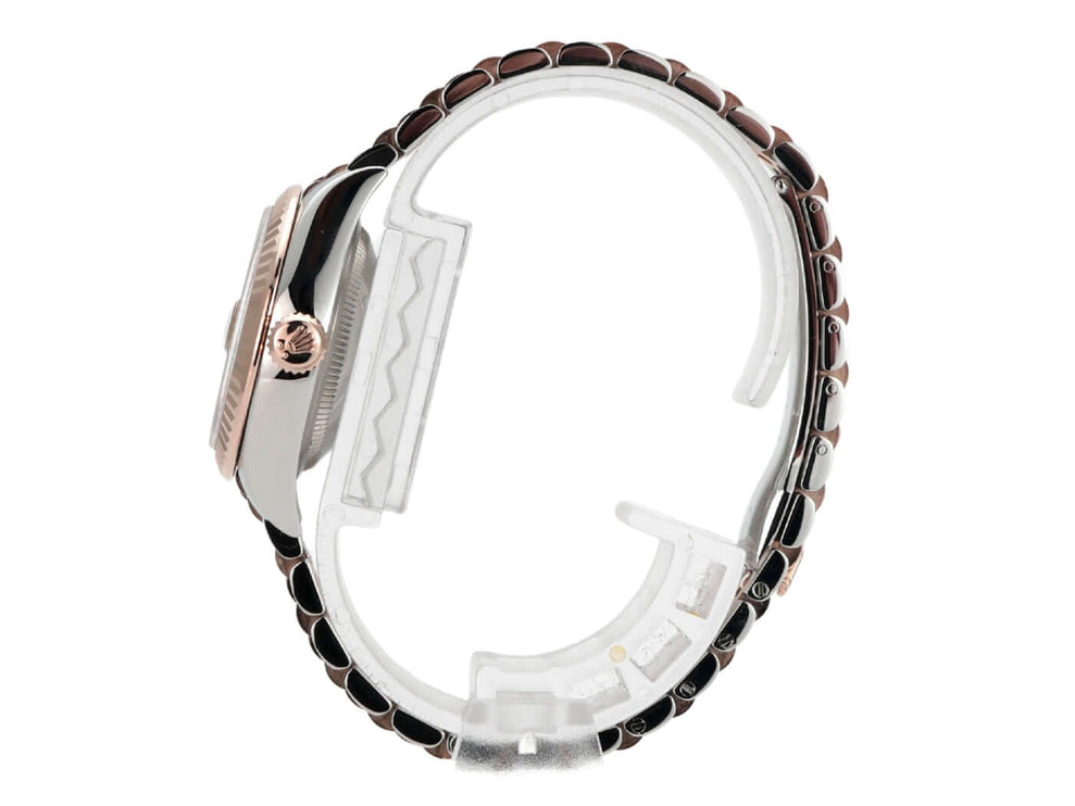 Seitenansicht der Rolex Datejust 28 Ref. 279171 mit Choco Diamant, Jubile-Armband aus Edelstahl und 18 kt Everose-Gold.