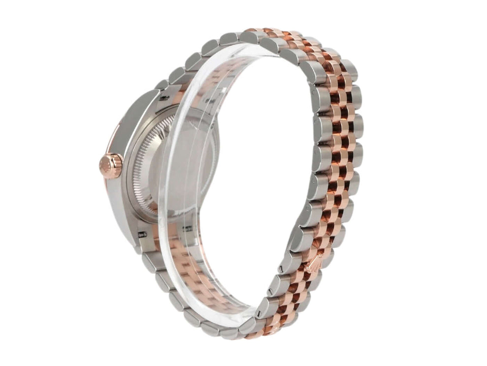 Rolex Datejust 28 mit Edelstahl- und Everose-Gold-Armband, seitliche Ansicht des Zeitmessers.