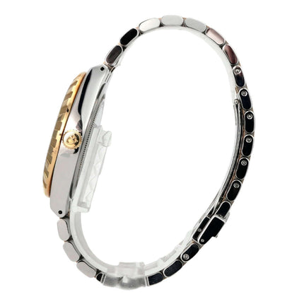 Tudor Royal Day-Date Ref. M28603-0003 seitliche Ansicht mit Edelstahl-Gehäuse und Gelbgold-Lünette.