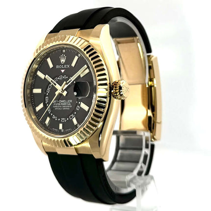 Rolex Sky-Dweller Gelbgold 326238 mit schwarzem Zifferblatt und schwarzem Oysterflexband, poliertes und satiniertes Gehäuse.