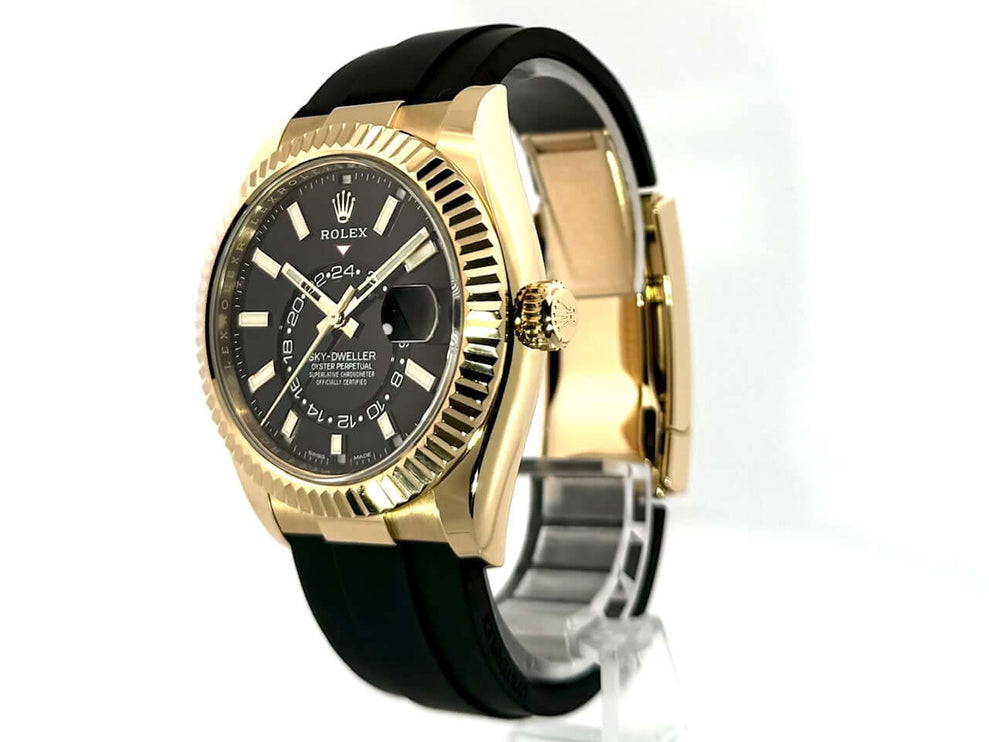 Rolex Sky-Dweller Gelbgold 326238 mit schwarzem Zifferblatt und schwarzem Oysterflexband, poliertes und satiniertes Gehäuse.