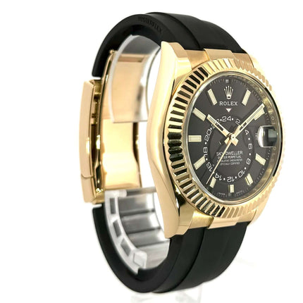 Rolex Sky-Dweller Gelbgold aus 18 kt mit schwarzem Oysterflexarmband und schwarzem Zifferblatt, Referenz 326238.