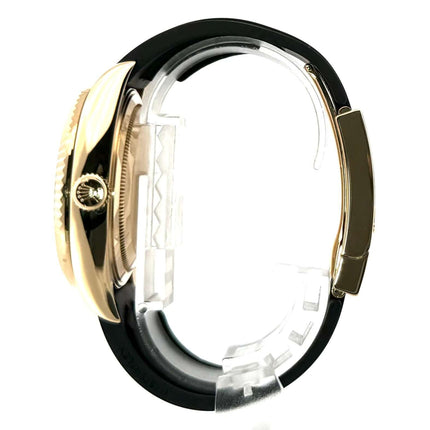 Seitenansicht der Rolex Sky-Dweller Gelbgold mit Oysterflexband, Ref. 326238, schwarzes Zifferblatt und 18 kt Gelbgold Gehäuse.