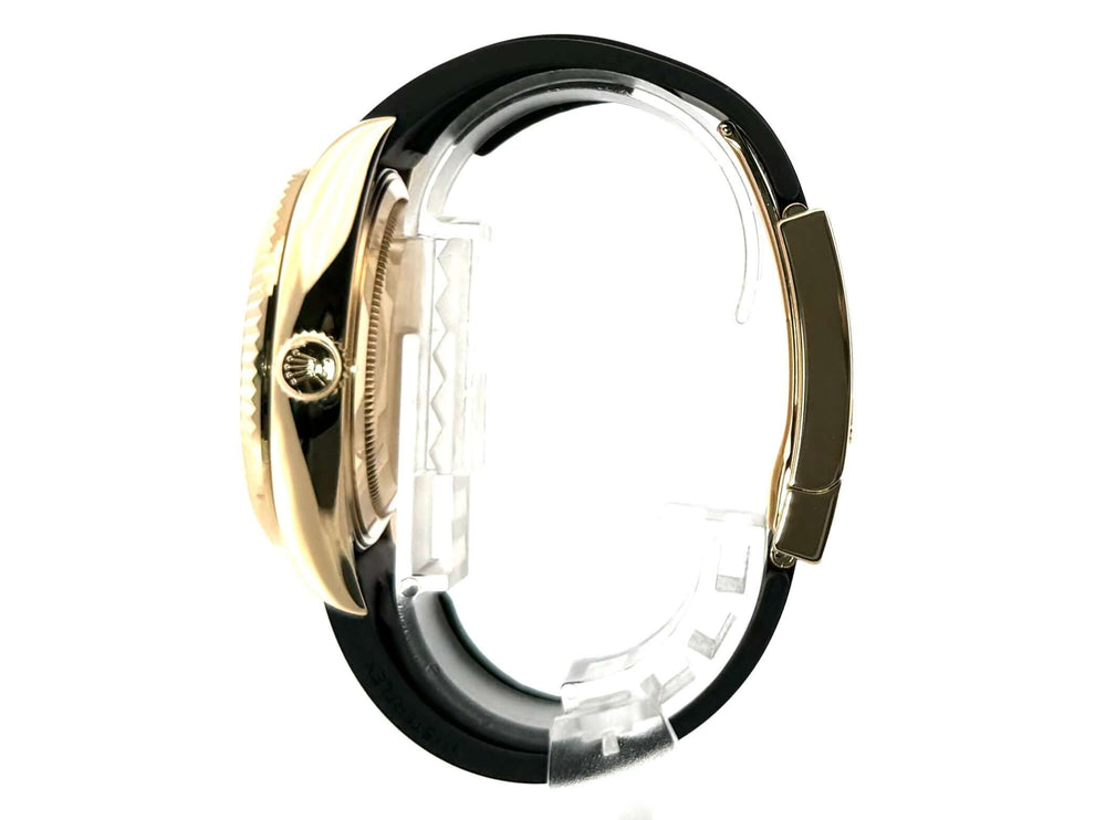 Seitenansicht der Rolex Sky-Dweller Gelbgold mit Oysterflexband, Ref. 326238, schwarzes Zifferblatt und 18 kt Gelbgold Gehäuse.