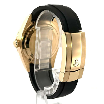 Rückansicht der Rolex Sky-Dweller Gelbgold 326238 mit schwarzem Oysterflex-Armband und 18 kt Gelbgold-Faltschließe.