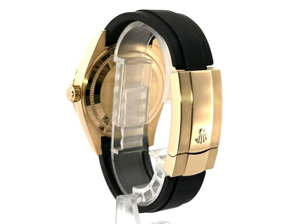 Rückansicht der Rolex Sky-Dweller Gelbgold 326238 mit schwarzem Oysterflex-Armband und 18 kt Gelbgold-Faltschließe.