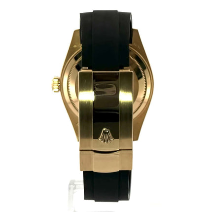 Rückseite der Rolex Sky-Dweller Gelbgold 326238 mit schwarzem Oysterflexband und 18 kt Gelbgold Faltschließe.