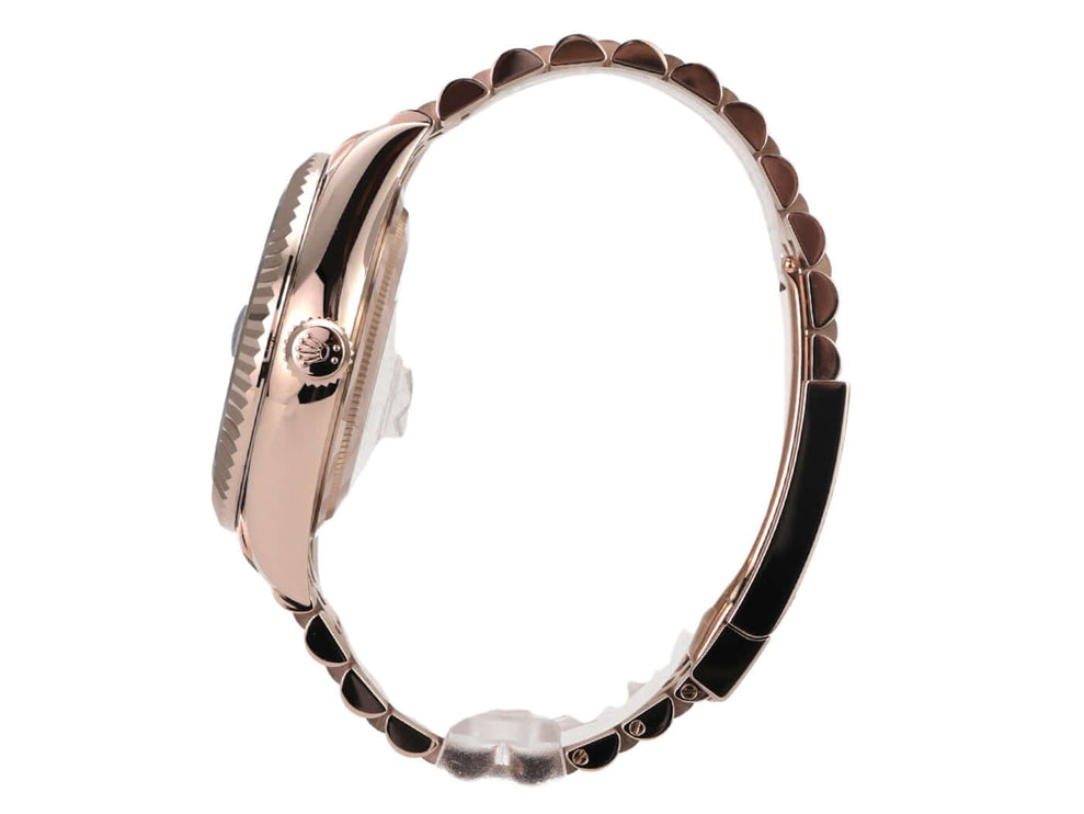 Rolex Sky-Dweller 336935 Everose-Gold Blau Jubile-Band seitliche Ansicht des Gehäuses aus 18 kt Everose-Gold.