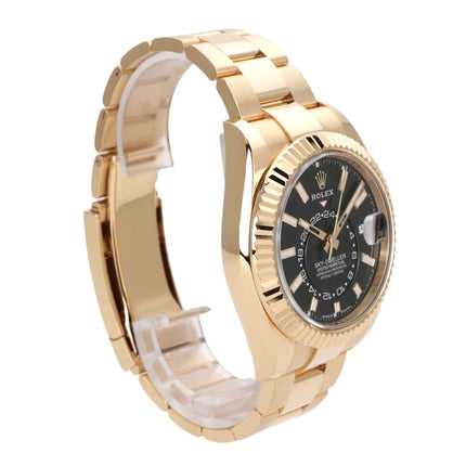Rolex Sky-Dweller 336938 in Gelbgold mit schwarzem Zifferblatt und Oyster-Armband, 42 mm Durchmesser.