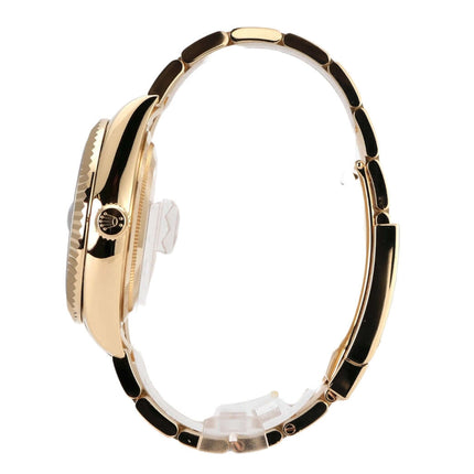 Rolex Sky-Dweller 336938 in Gelbgold, seitliche Ansicht mit Oysterband und geriffelter Lünette.