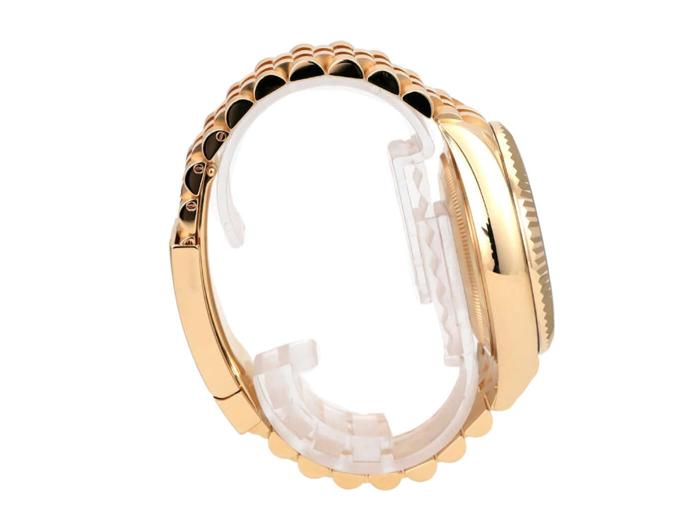 Rolex Sky-Dweller 336938 Gelbgold Grün Jubile-Band seitliche Ansicht des 18 kt Gelbgoldarmbandes.