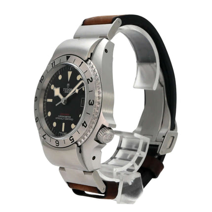 Tudor Black Bay P01 M70150-0001 Uhr mit schwarzem Zifferblatt, Edelstahlgehäuse und braunem Lederarmband