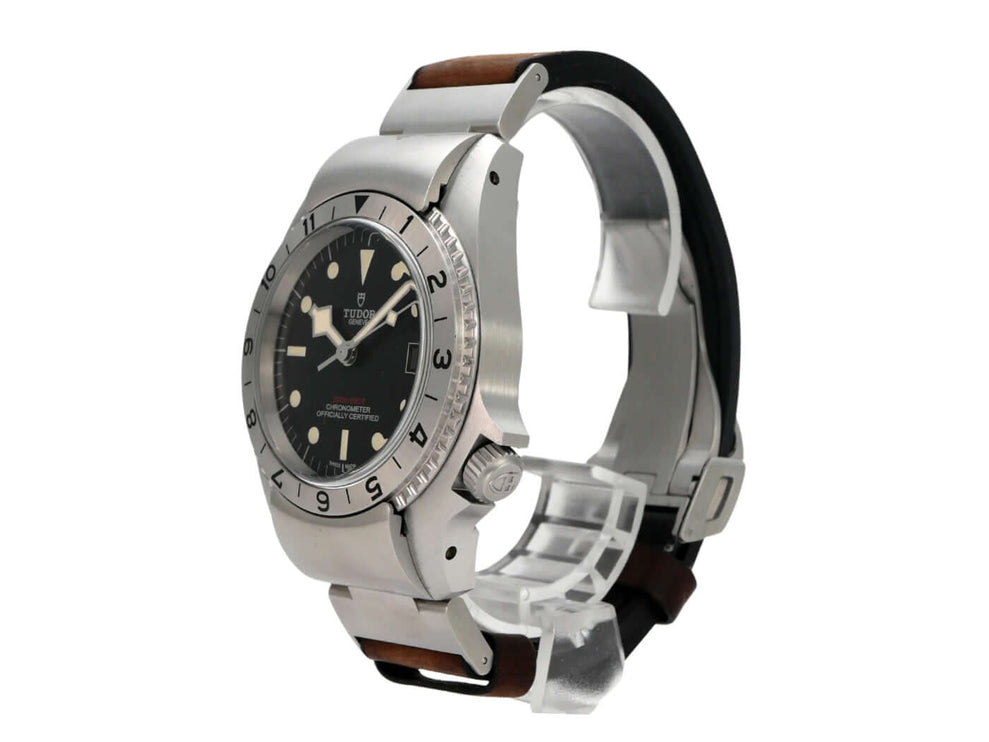 Tudor Black Bay P01 M70150-0001 Uhr mit schwarzem Zifferblatt, Edelstahlgehäuse und braunem Lederarmband