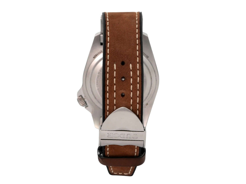 Tudor Black Bay P01 M70150-0001 mit braunem Lederarmband und Edelstahlgehäuse, Rückansicht